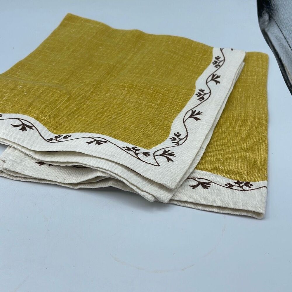 Set of 2 linen VTG leaf pattern mustard napkins.